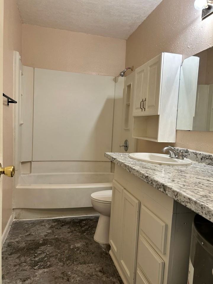 708 W 10th St #C - Photo 4 of 8