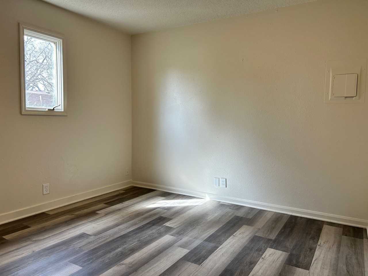 708 W 10th St #C - Photo 5 of 8