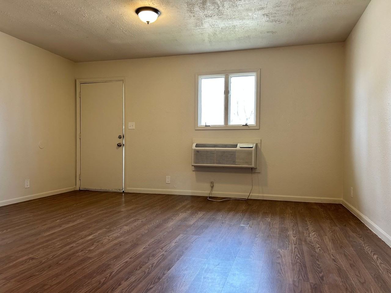 708 W 10th St #E - Photo 2 of 8