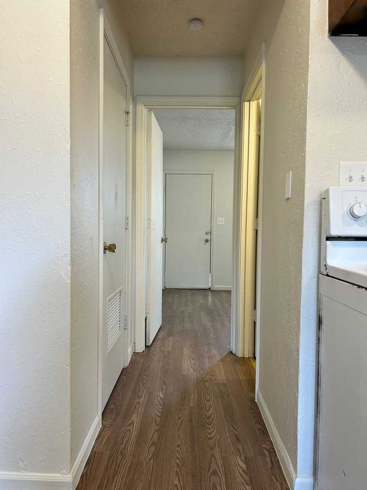 708 W 10th St #E - Photo 3 of 8