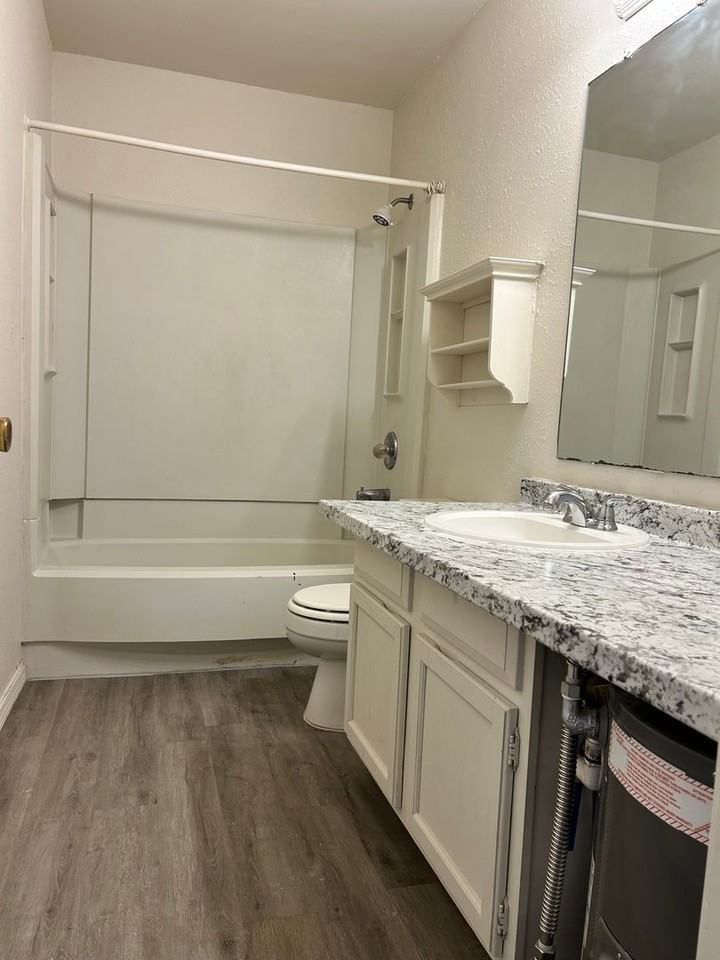 708 W 10th St #E - Photo 4 of 8