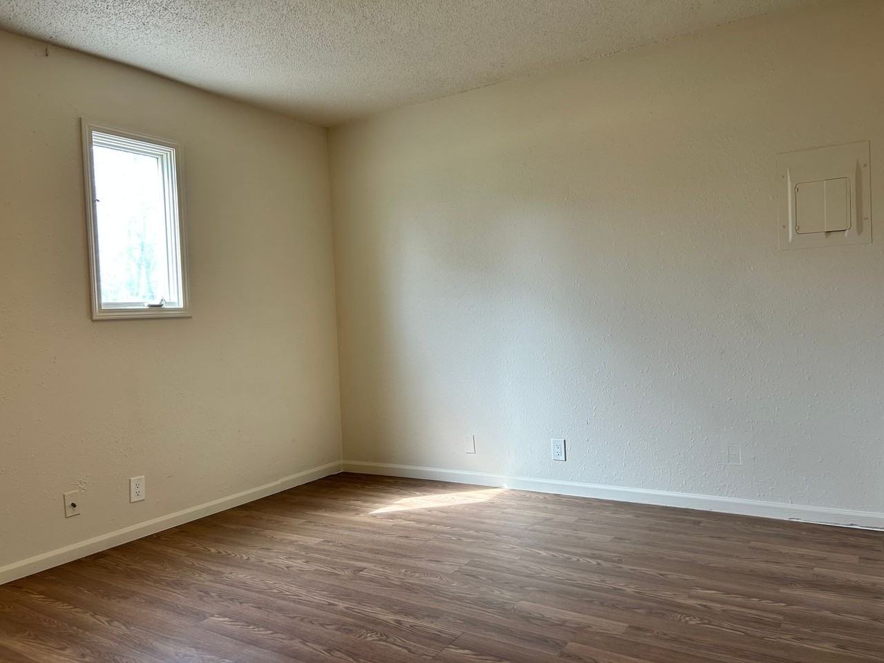 708 W 10th St #E - Photo 5 of 8