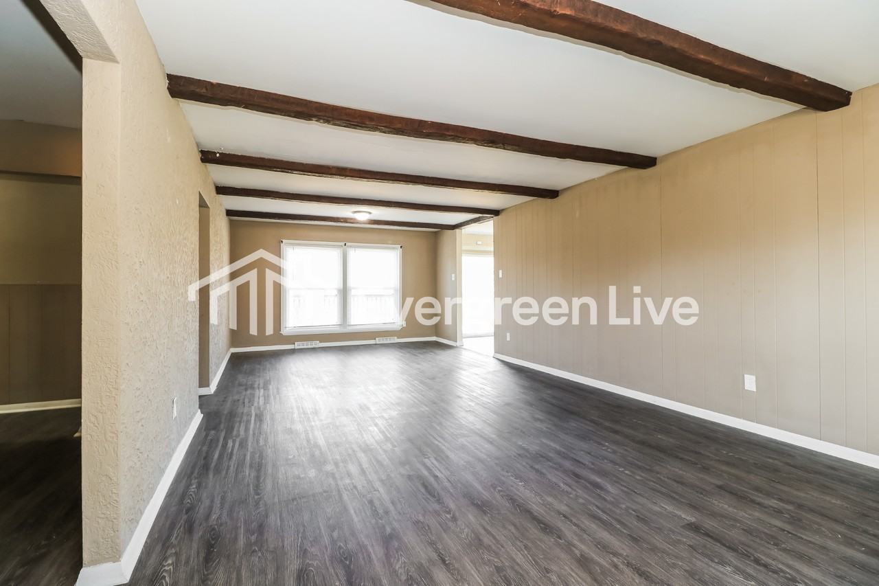 11875 Hidden Lake Dr - Photo 3 of 15