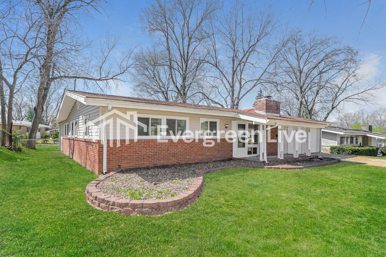 2420 Brook Dr - Photo 2 of 15