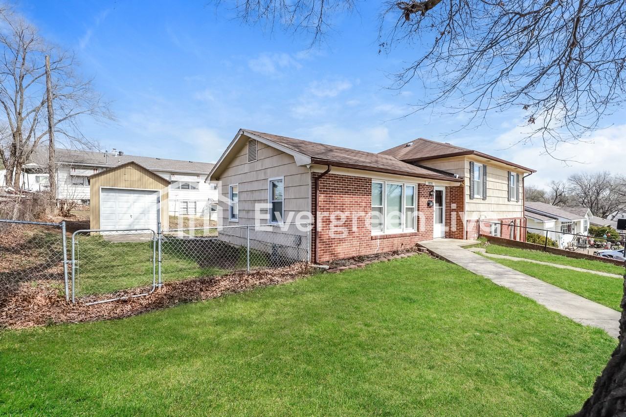 1020 Magnolia W - Photo 2 of 15