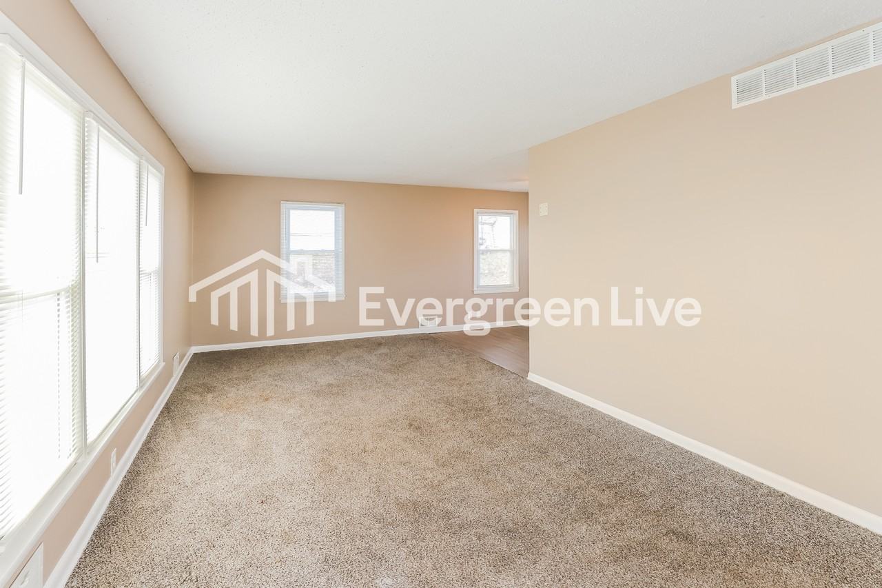 1020 Magnolia W - Photo 3 of 15