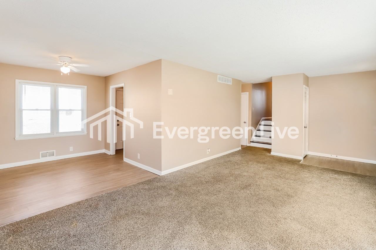 1020 Magnolia W - Photo 4 of 15