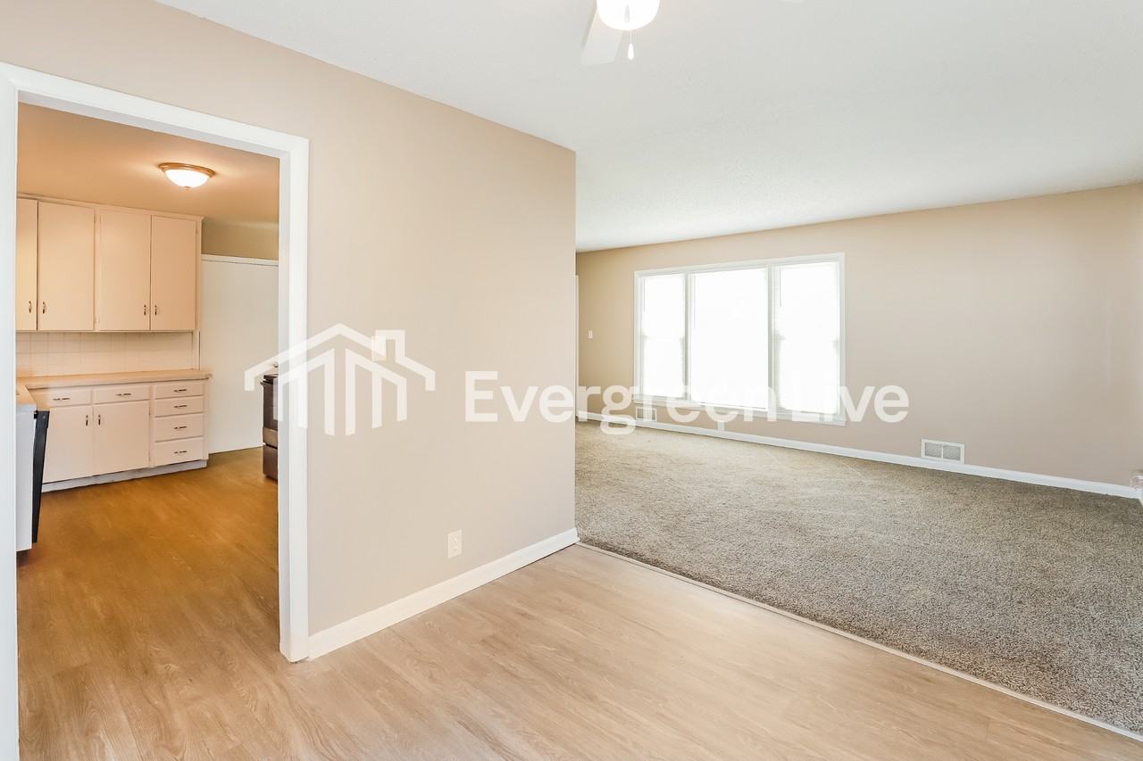 1020 Magnolia W - Photo 5 of 15