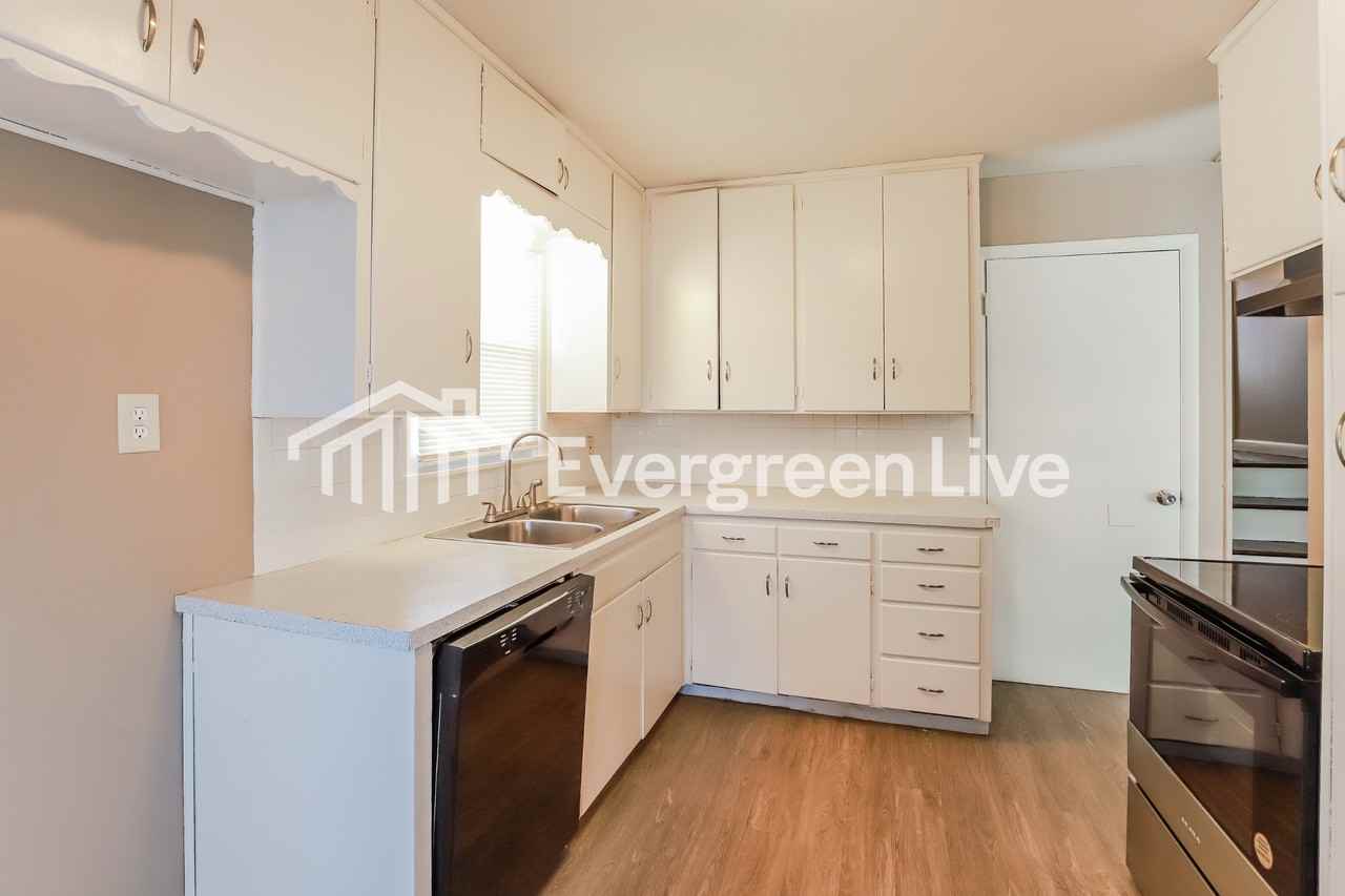 1020 Magnolia W - Photo 6 of 15