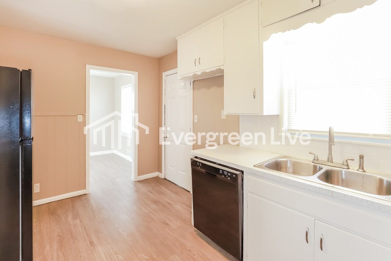 1020 Magnolia W - Photo 7 of 15