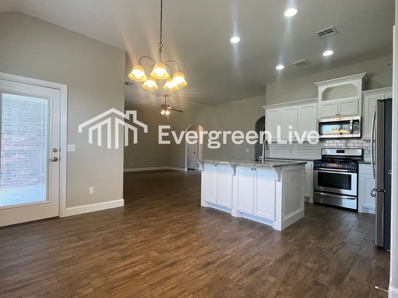 617 S Avery St - Photo 5 of 15