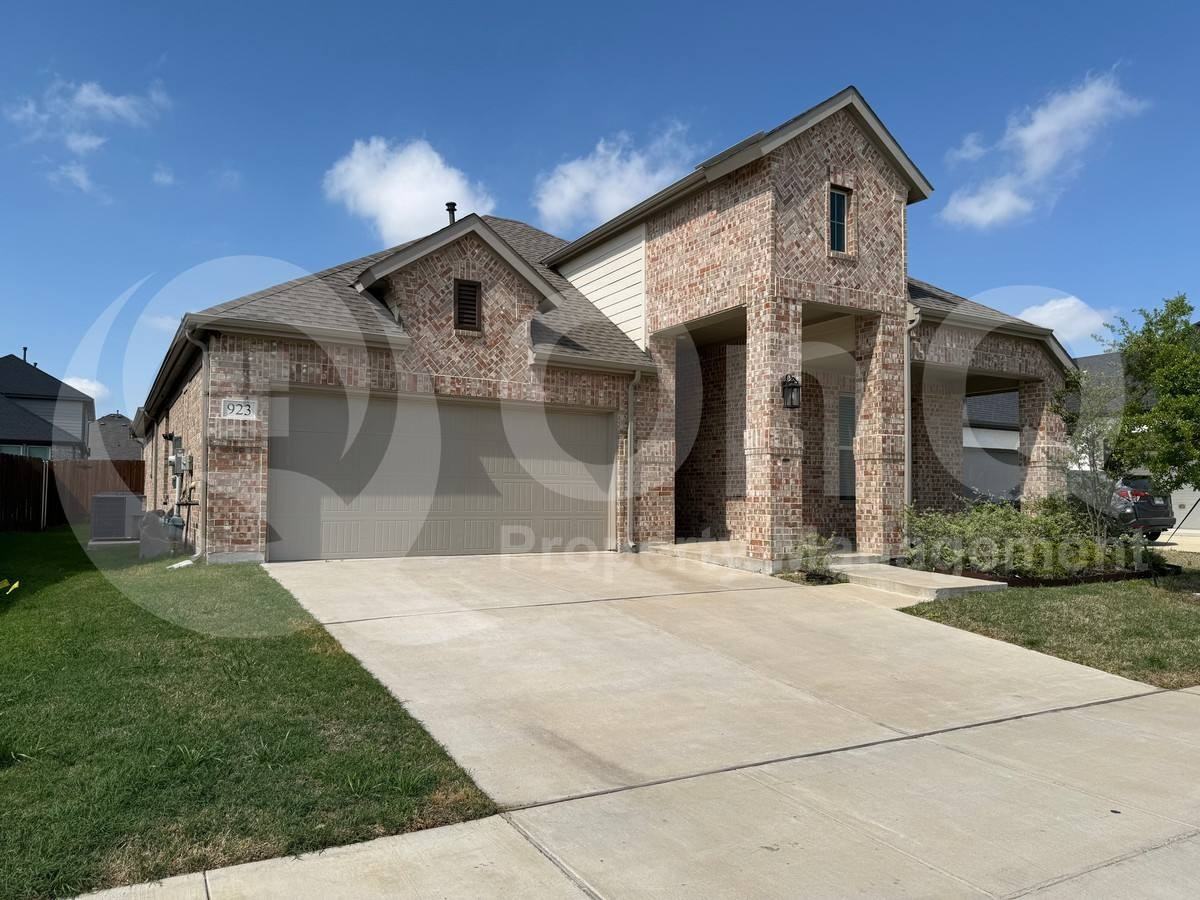 923 Hawthorn Ln - Photo 3 of 10