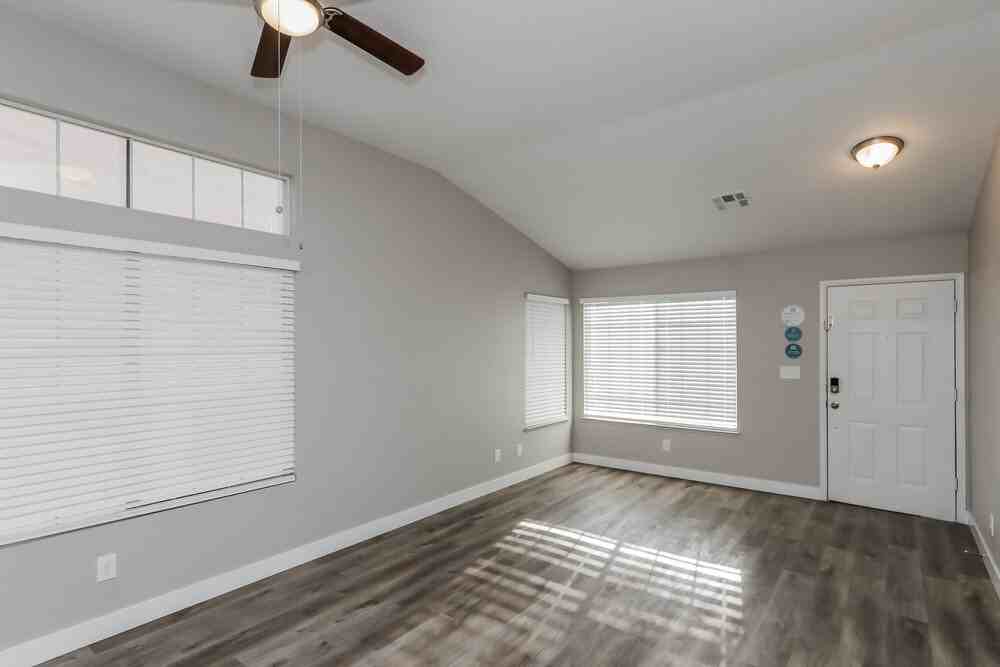 801 Zinnia Cir - Photo 5 of 19