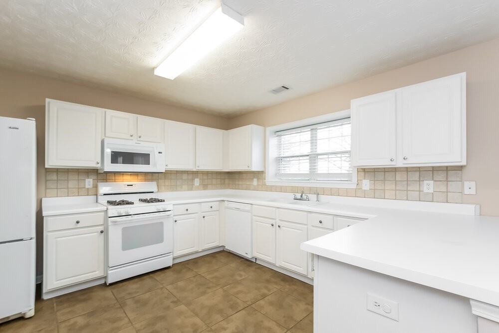 1675 Berrywood Way - Photo 5 of 15