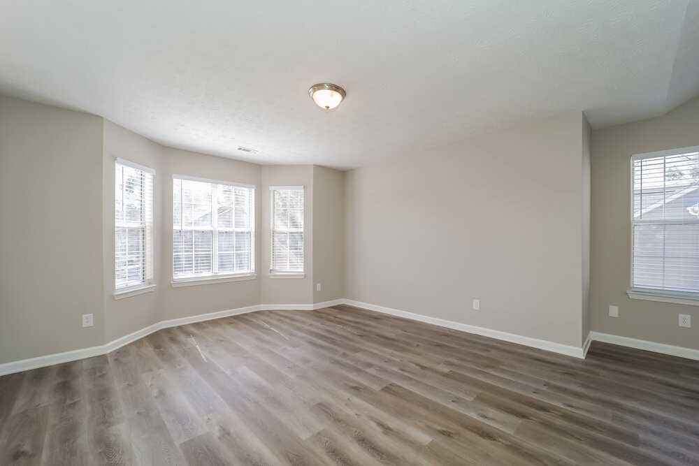 2710 Luke Dr - Photo 4 of 17