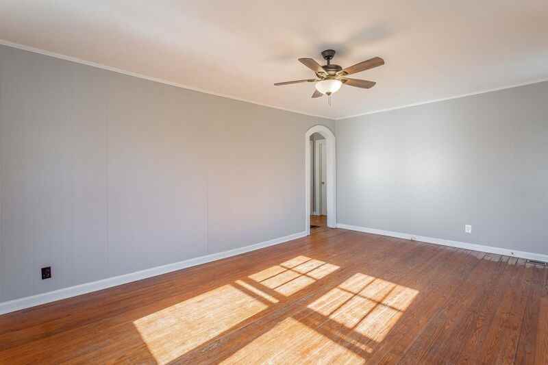 209 S Moss Ave - Photo 5 of 23