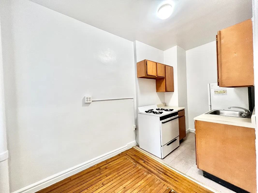 35-64 81st Street #R4M - Photo 2 of 8