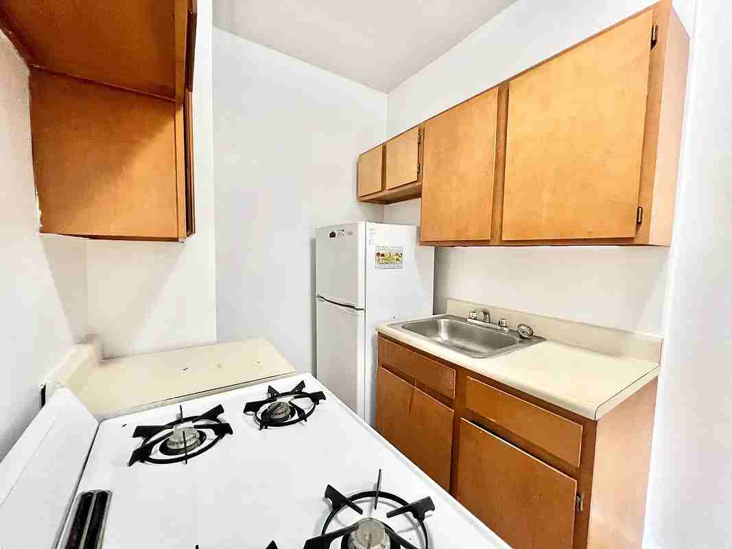 35-64 81st Street #R4M - Photo 4 of 8