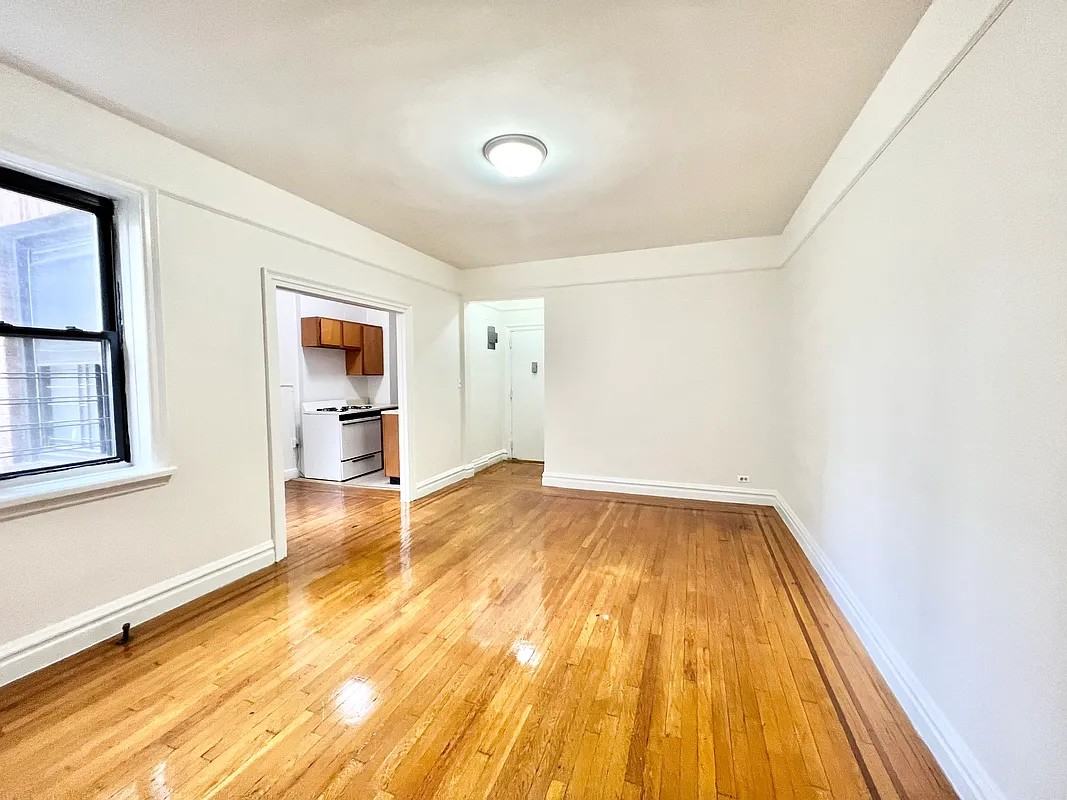 35-64 81st Street #R4M - Photo 5 of 8