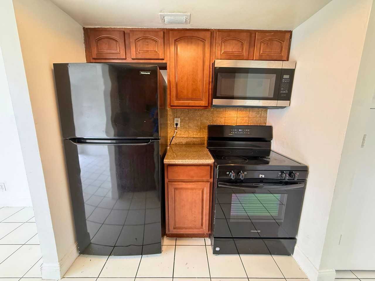 4100 NW 16TH AVE - Photo 6 of 19