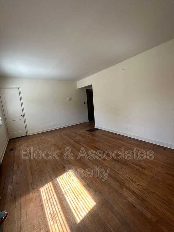 2509 - Photo 2 of 10