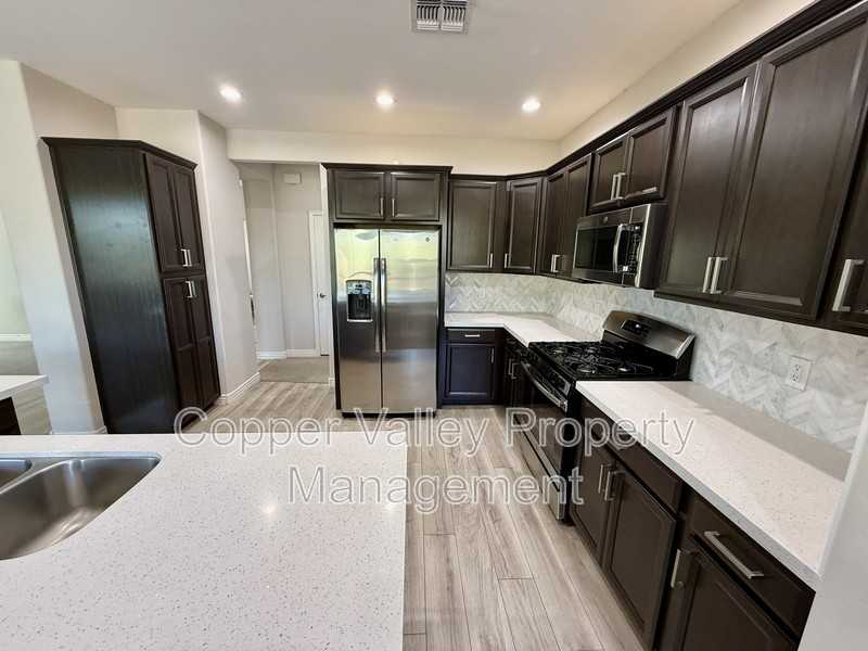 2425 W Bronco Butte Trl #2004 - Photo 2 of 20