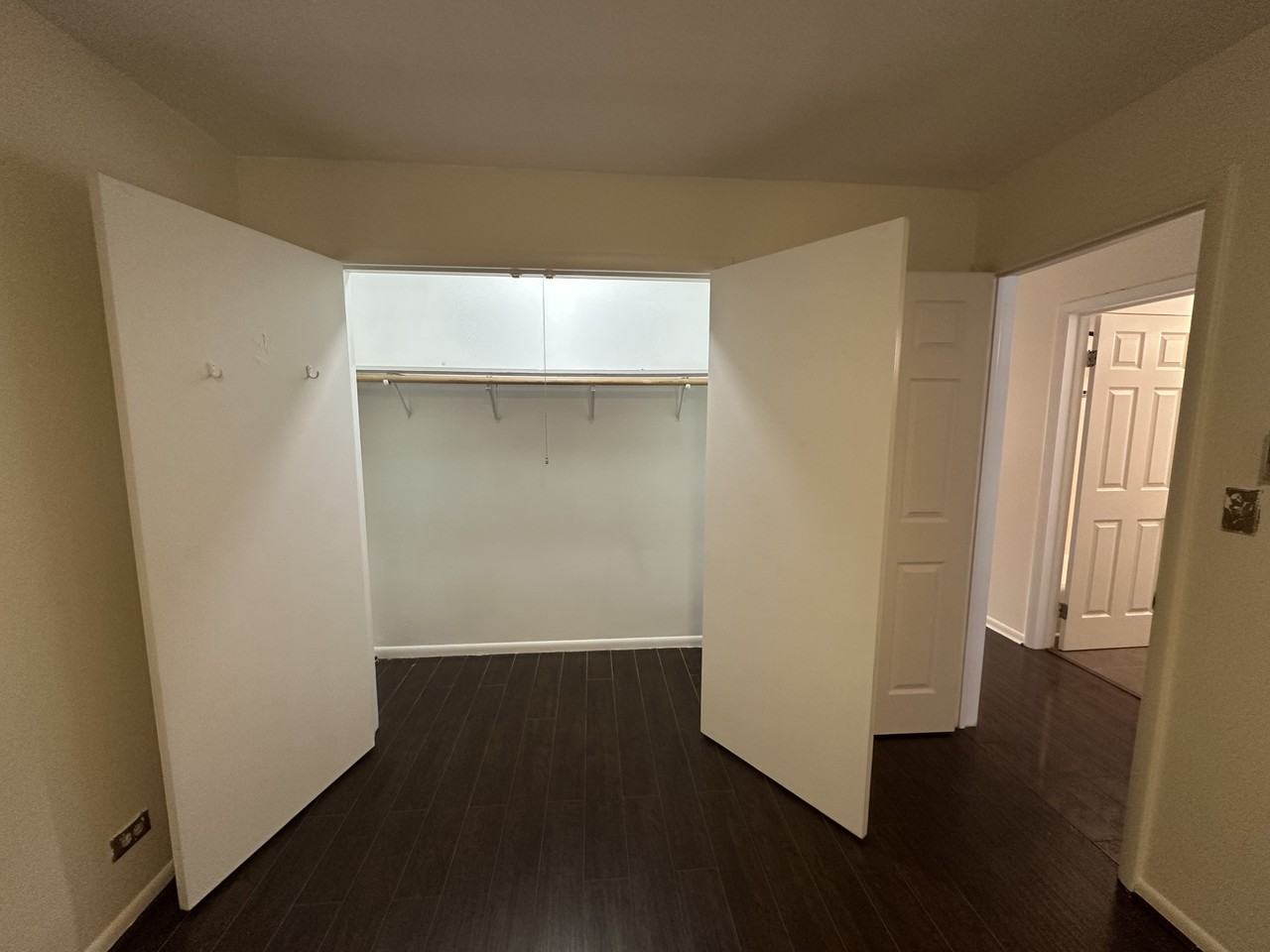 1020 W 18th St #1S - Photo 3 of 12