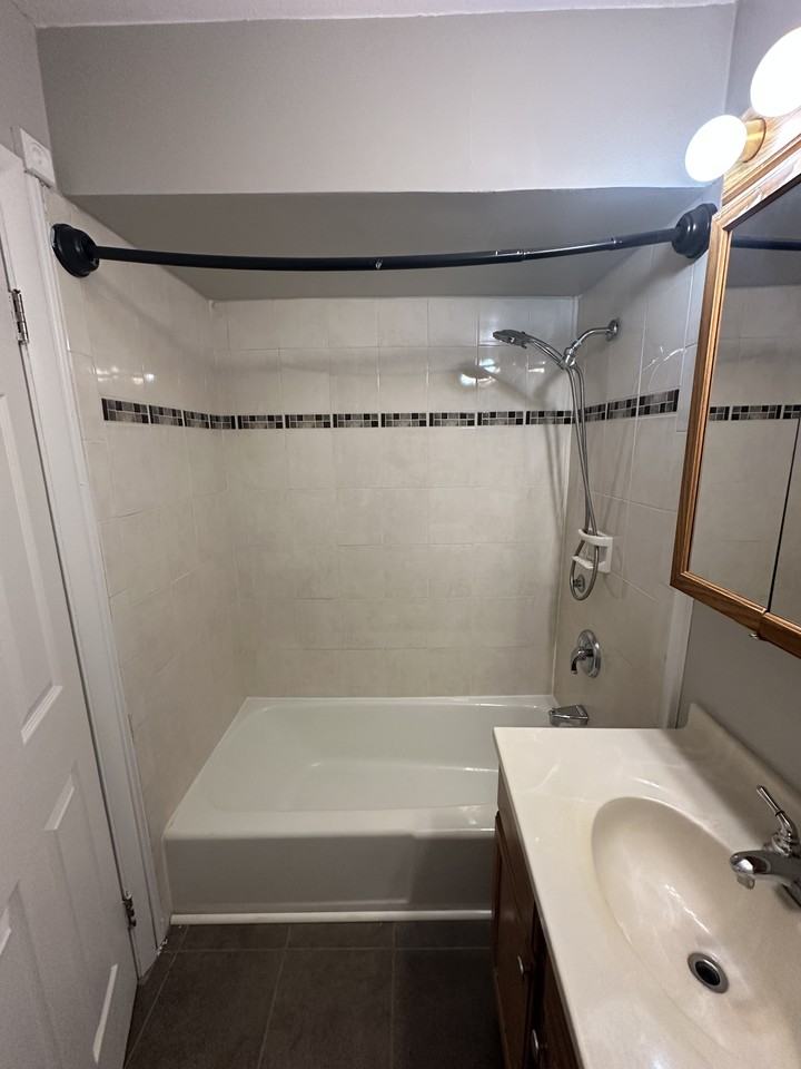 1020 W 18th St #1S - Photo 5 of 12