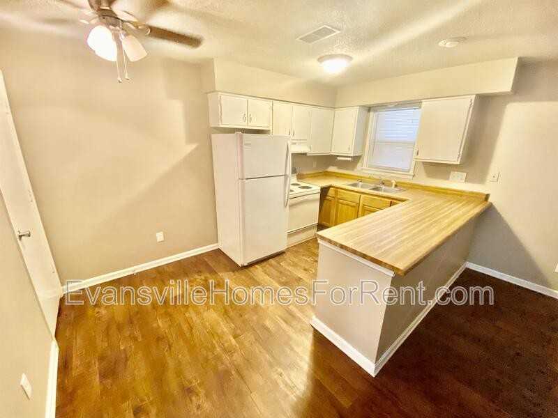 1012 Mary St - Photo 3 of 14