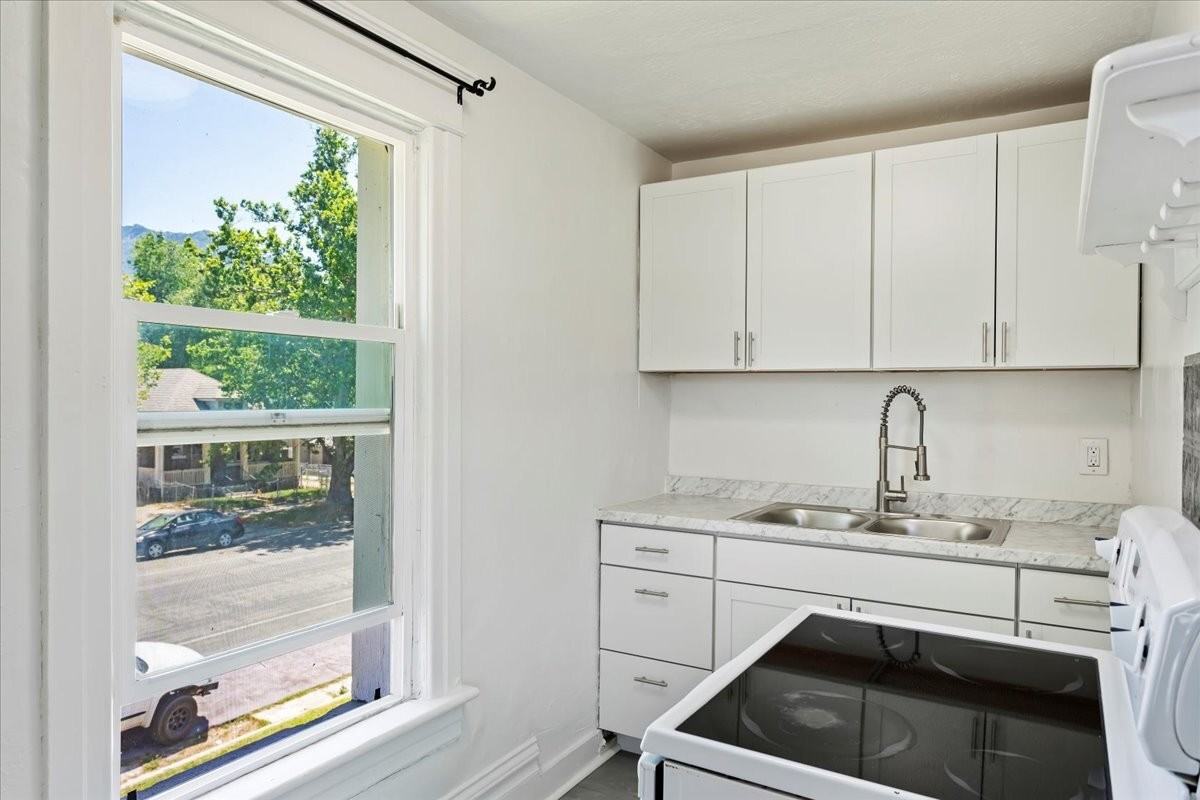 685 27th Street - Photo 4 of 16