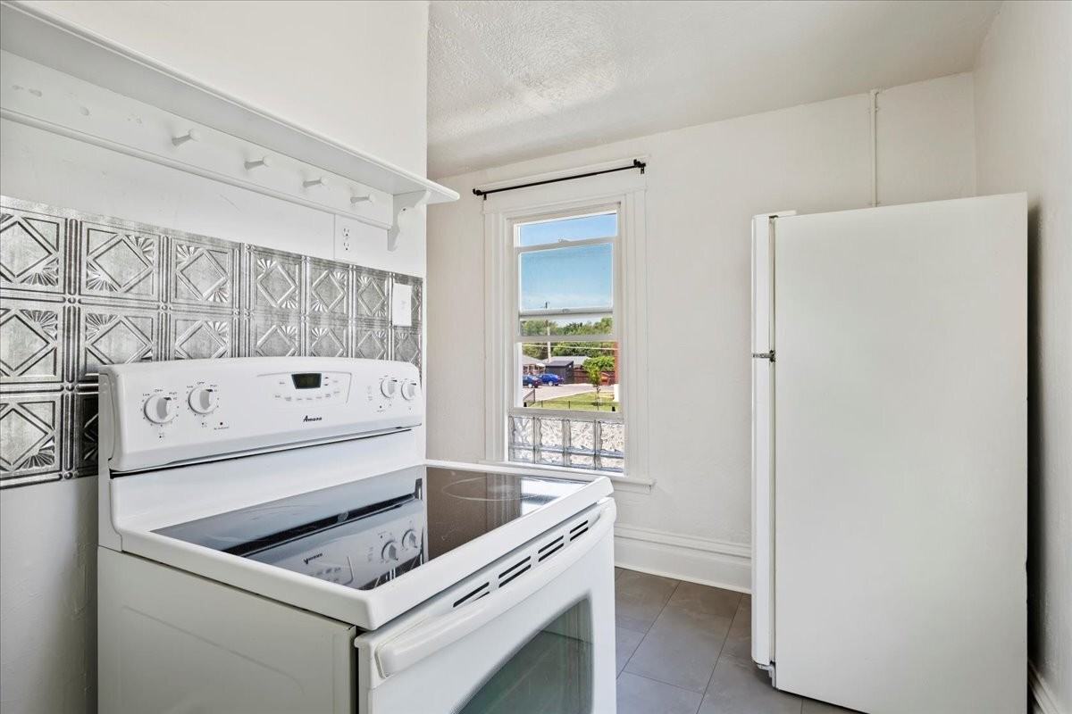 685 27th Street - Photo 5 of 16