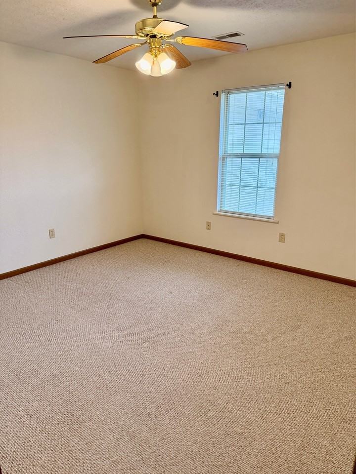 400 Country Club Rd - Photo 5 of 12