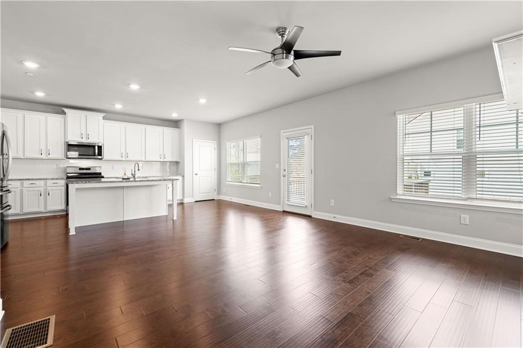 156 Adams Cir Ne - Photo 6 of 37