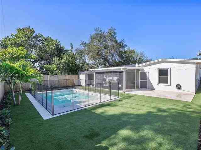 340 Nw 45th St - Photo 4 of 25
