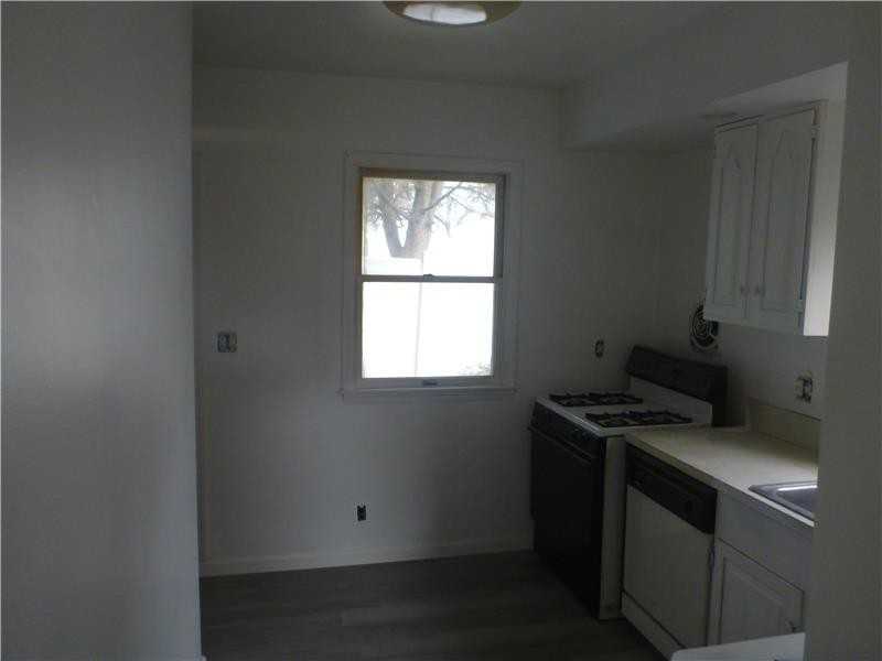 222 Manhattan Ter - Photo 7 of 15