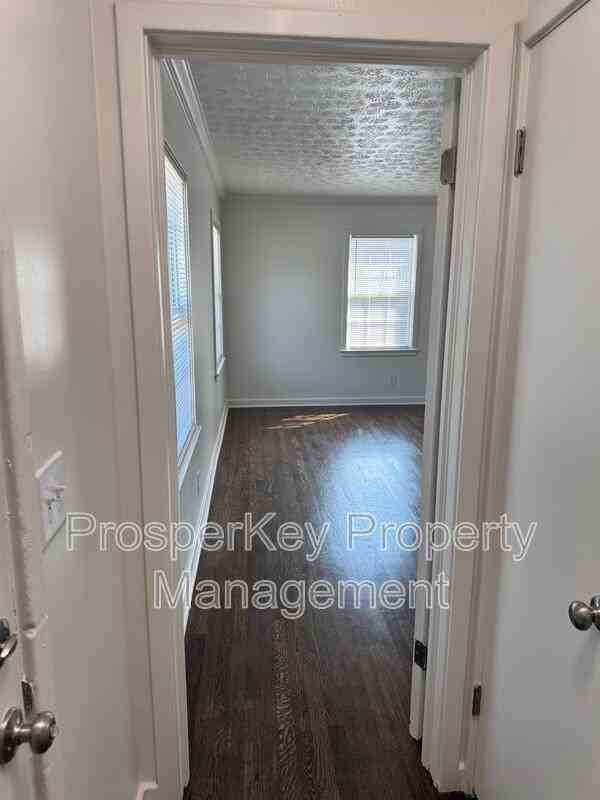 419 Victoria Dr - Photo 6 of 33