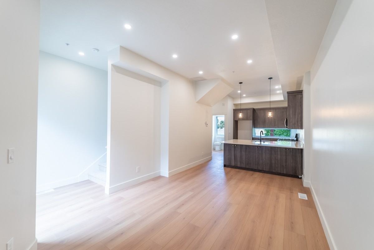 544 Nw #A - Photo 7 of 16