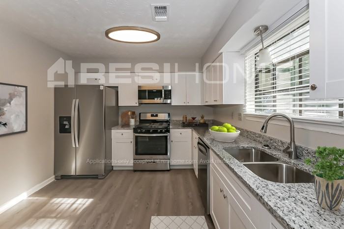 575 Oak Trace Ct - Photo 3 of 17