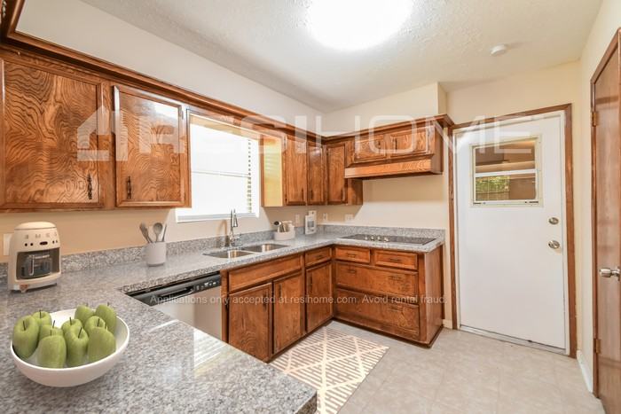 9827 Sageroyal Ln - Photo 3 of 16