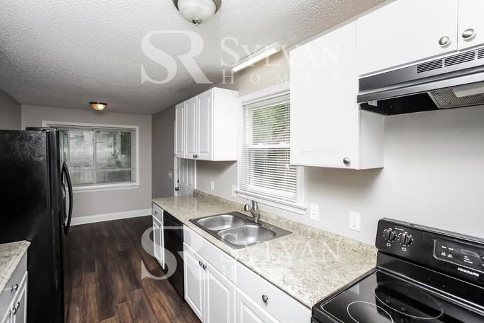 553 Parlock Rd - Photo 6 of 16