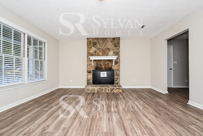 2260 Hammond Ct - Photo 5 of 17