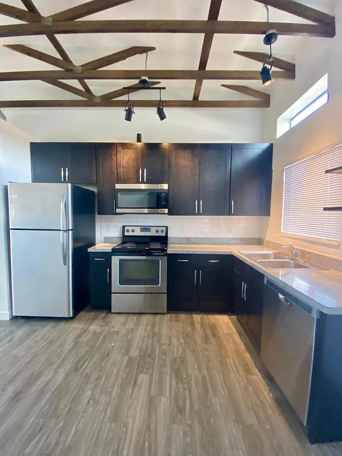 1114 E Adams St #4 - Photo 3 of 22
