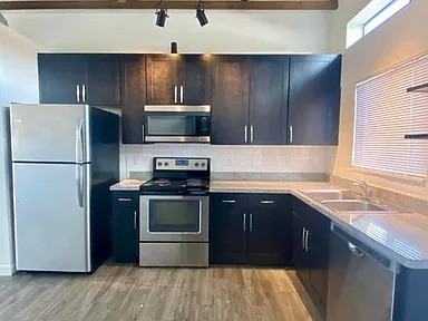 1114 E Adams St #4 - Photo 4 of 22