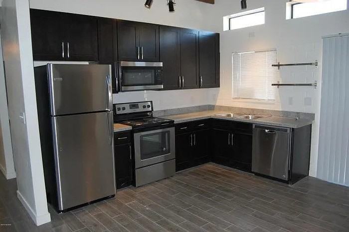 1114 E Adams St #4 - Photo 5 of 22