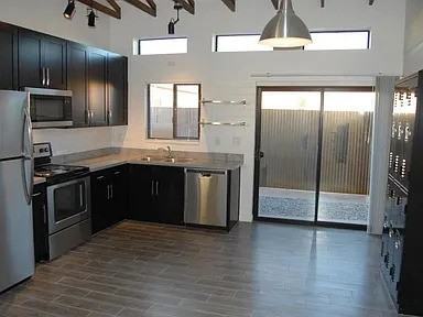 1114 E Adams St #4 - Photo 6 of 22