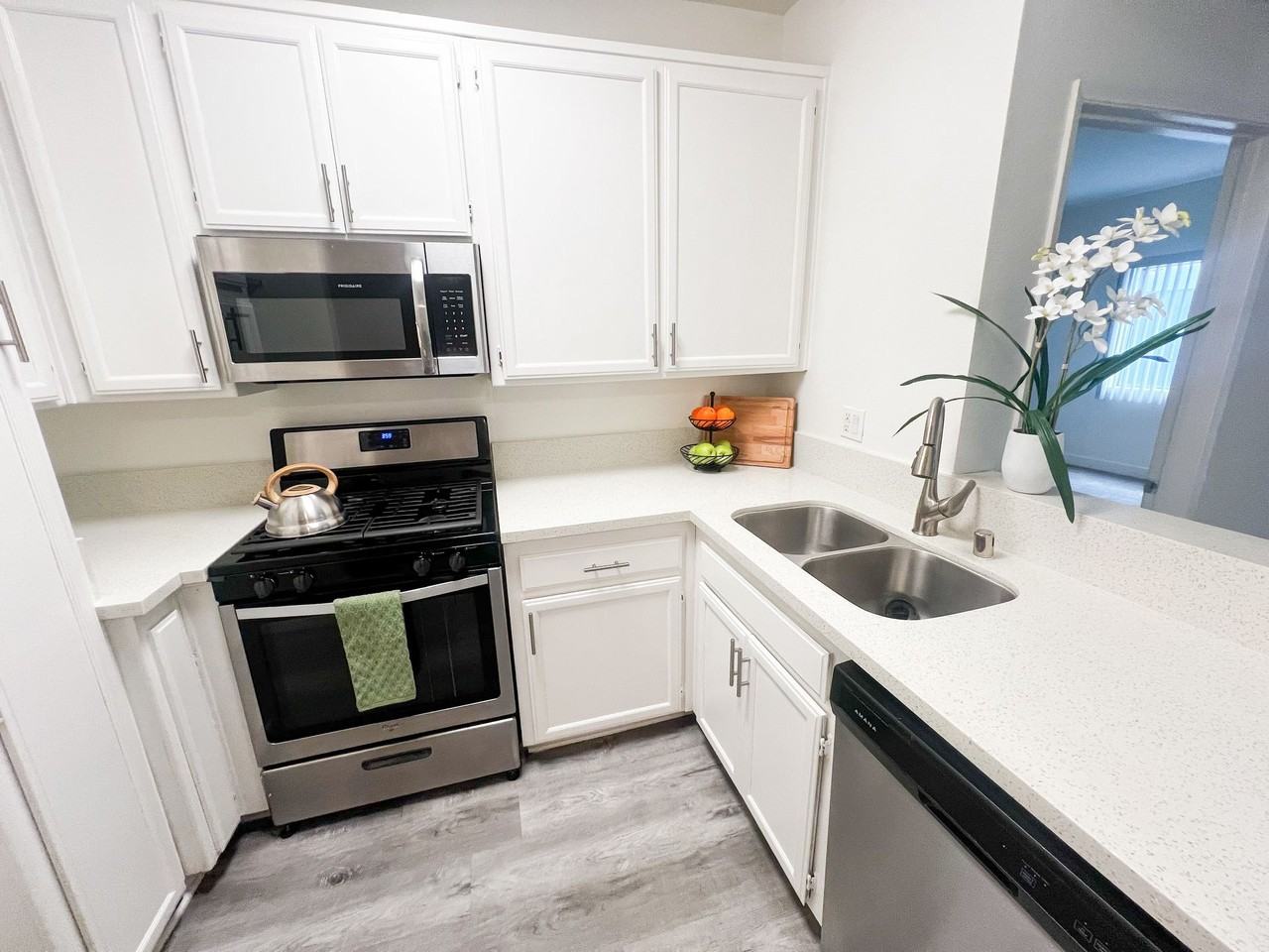 Cambridge Court Apartments - Photo 3 of 31