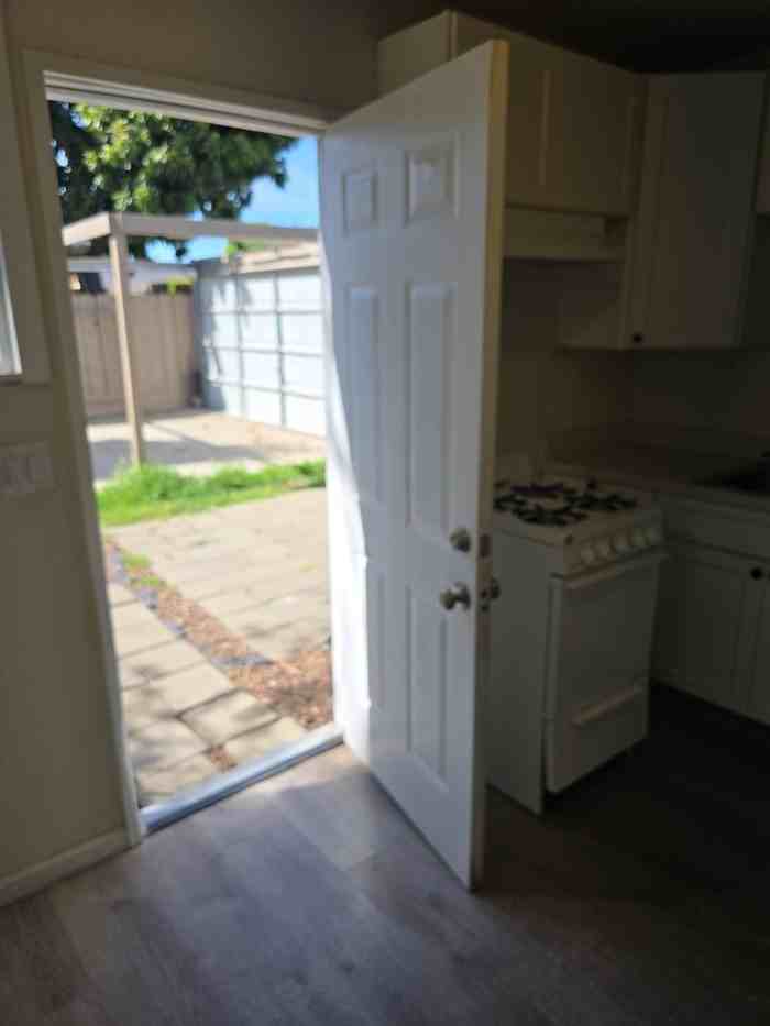 715 E Roseburg Ave - Photo 2 of 17