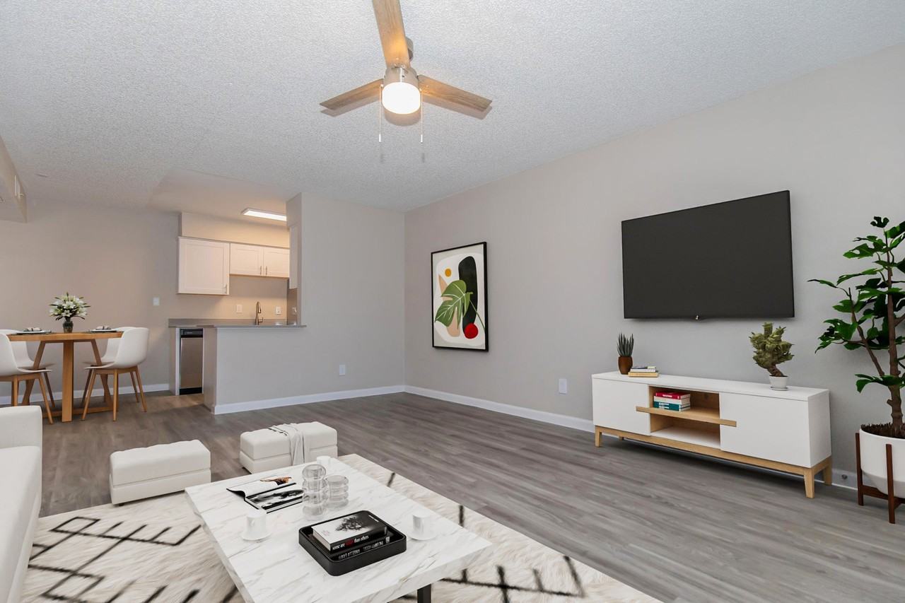 Two | Five Greenway Apartments - Photo 5 of 42