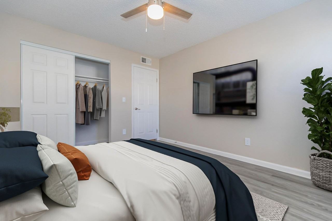 Two | Five Greenway Apartments - Photo 6 of 42