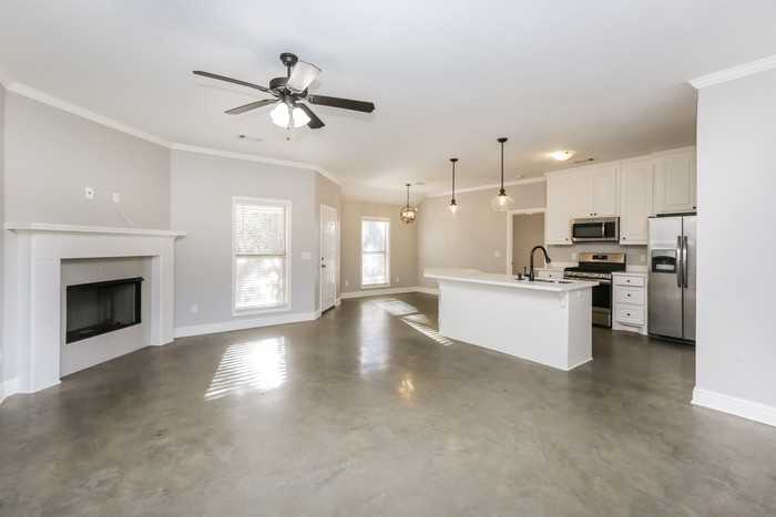 104 Moss Crk - Photo 3 of 10